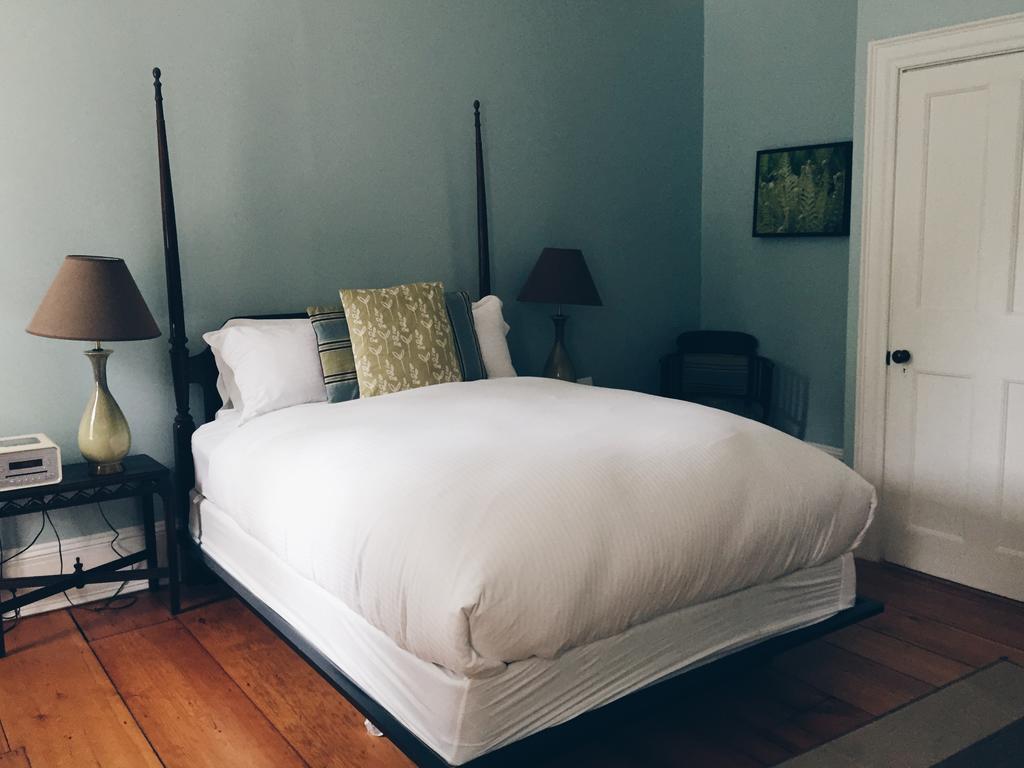 Snapdragon Inn Windsor Екстериор снимка