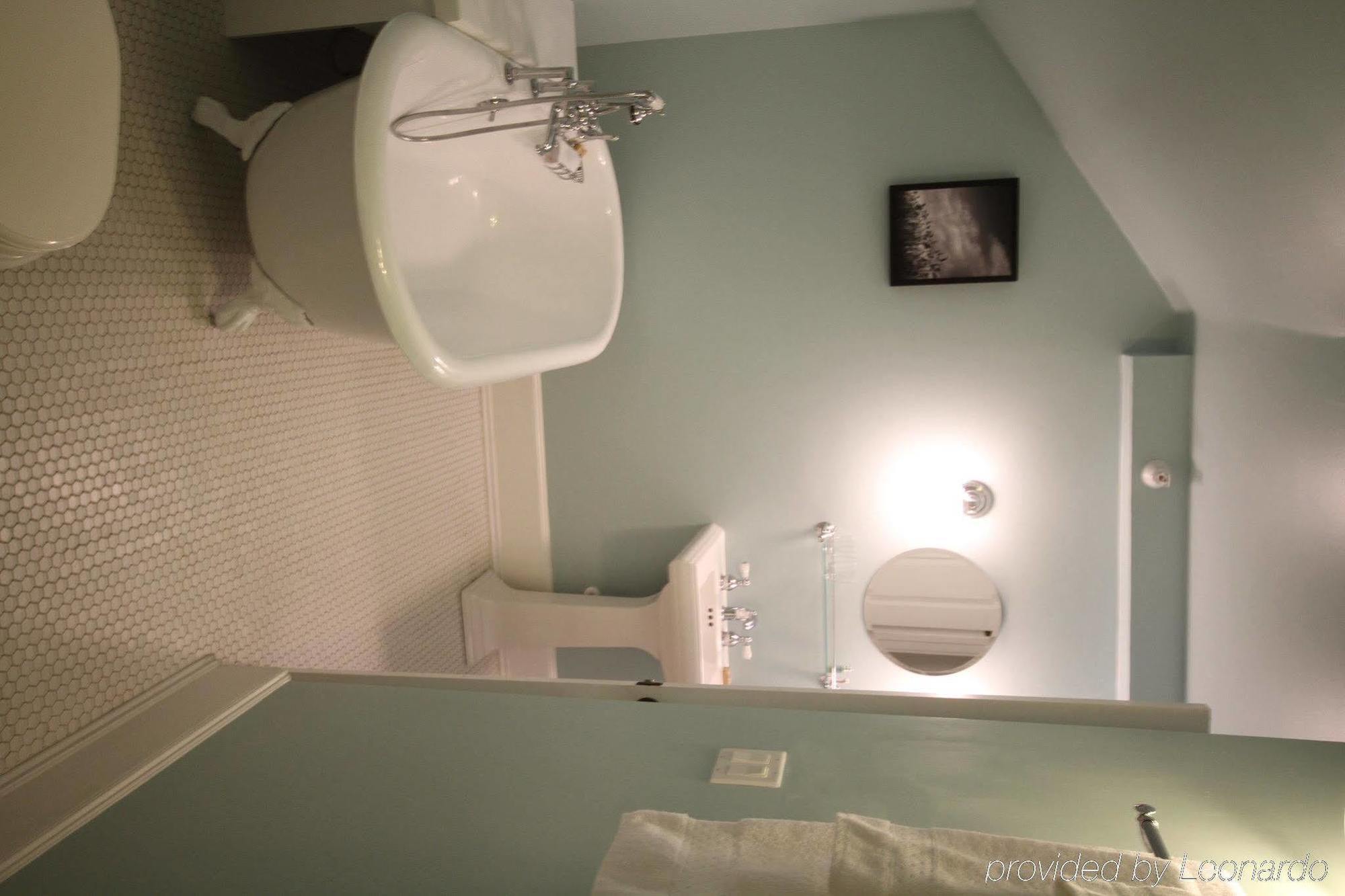 Snapdragon Inn Windsor Екстериор снимка