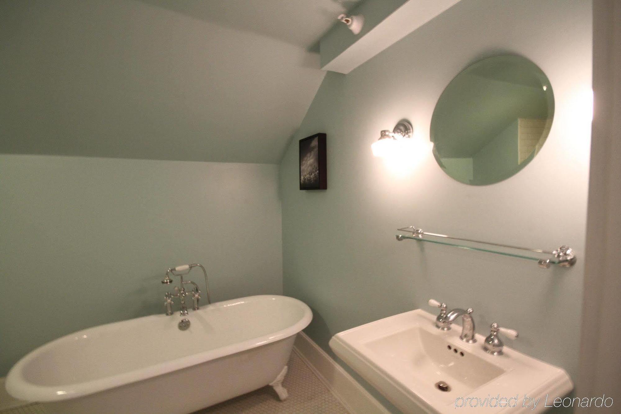Snapdragon Inn Windsor Екстериор снимка