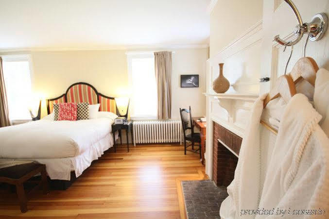 Snapdragon Inn Windsor Екстериор снимка